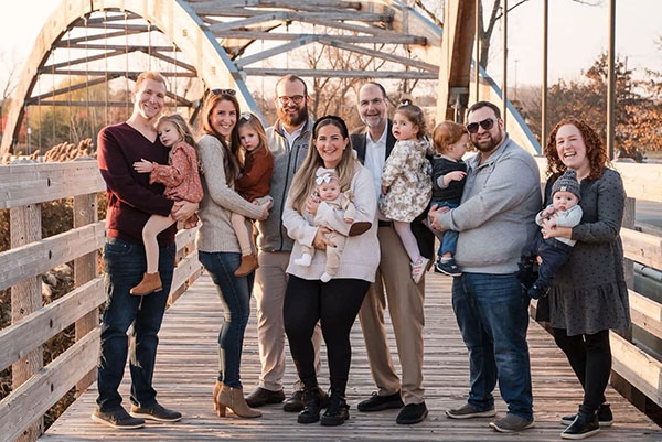 Cantor Philip Sherman poses with his children, their spouses and his grandchildren in a 2022 family photo.